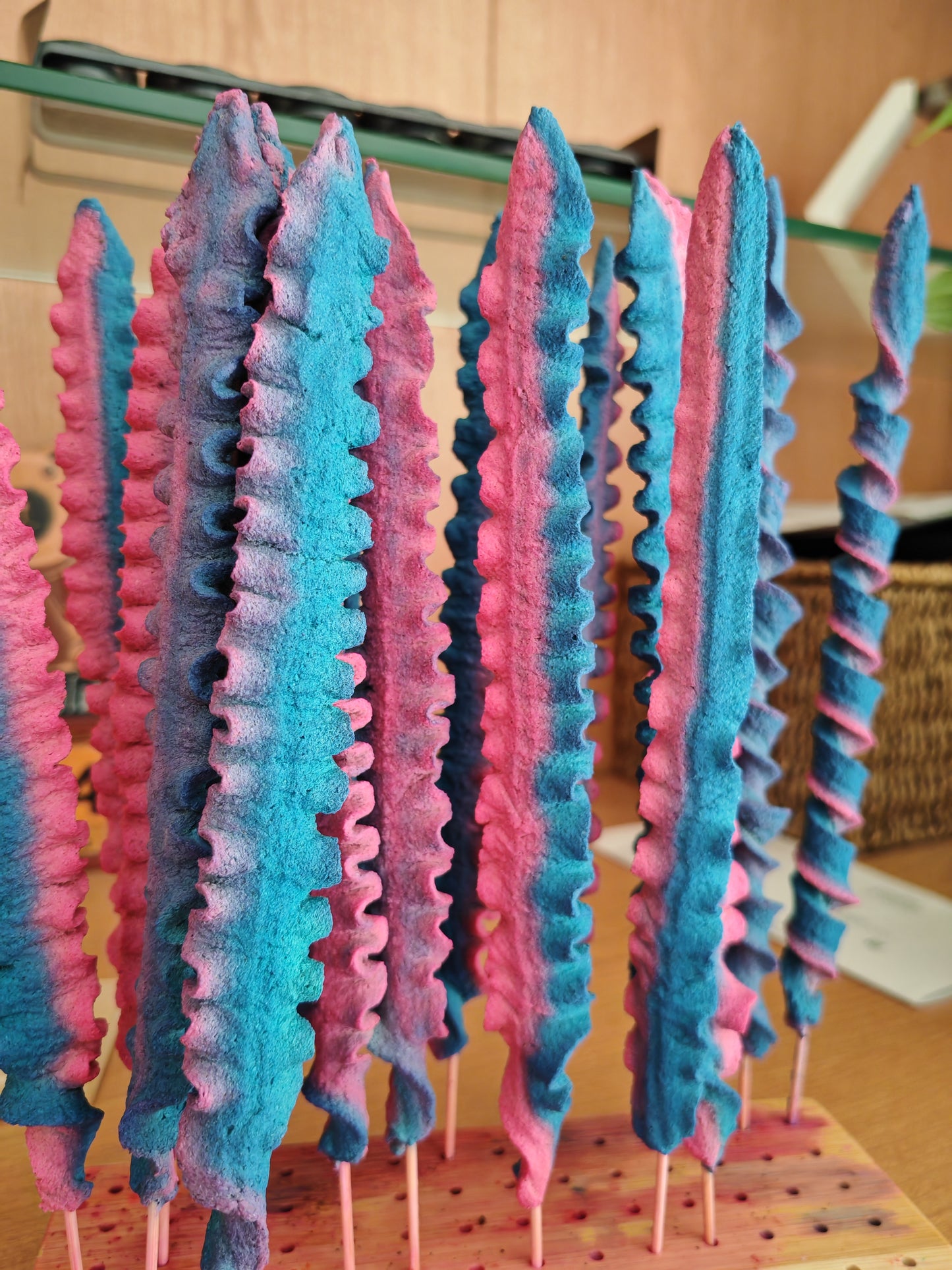 Incienso Nubes Rosas, 4 plumas . Bicolor